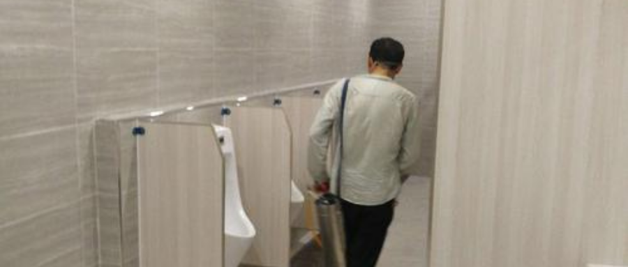 某地男厕现“请注意同性恋偷窥”标语引发批评丨彩虹奶爸