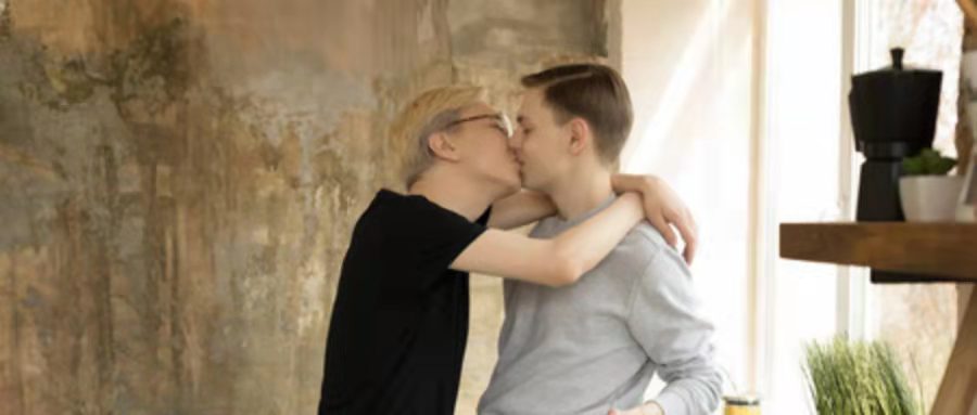 霸道邻居控诉男同情侣声音太大，写公开信让他们社死丨彩虹奶爸