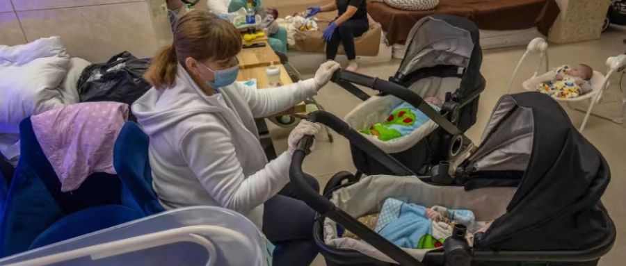 每天都有代孕婴儿滞留乌克兰，孩子的未来令人堪忧丨彩虹奶爸